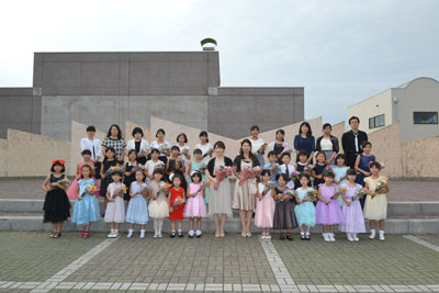 集合写真背景入れ替えとタイトル挿入